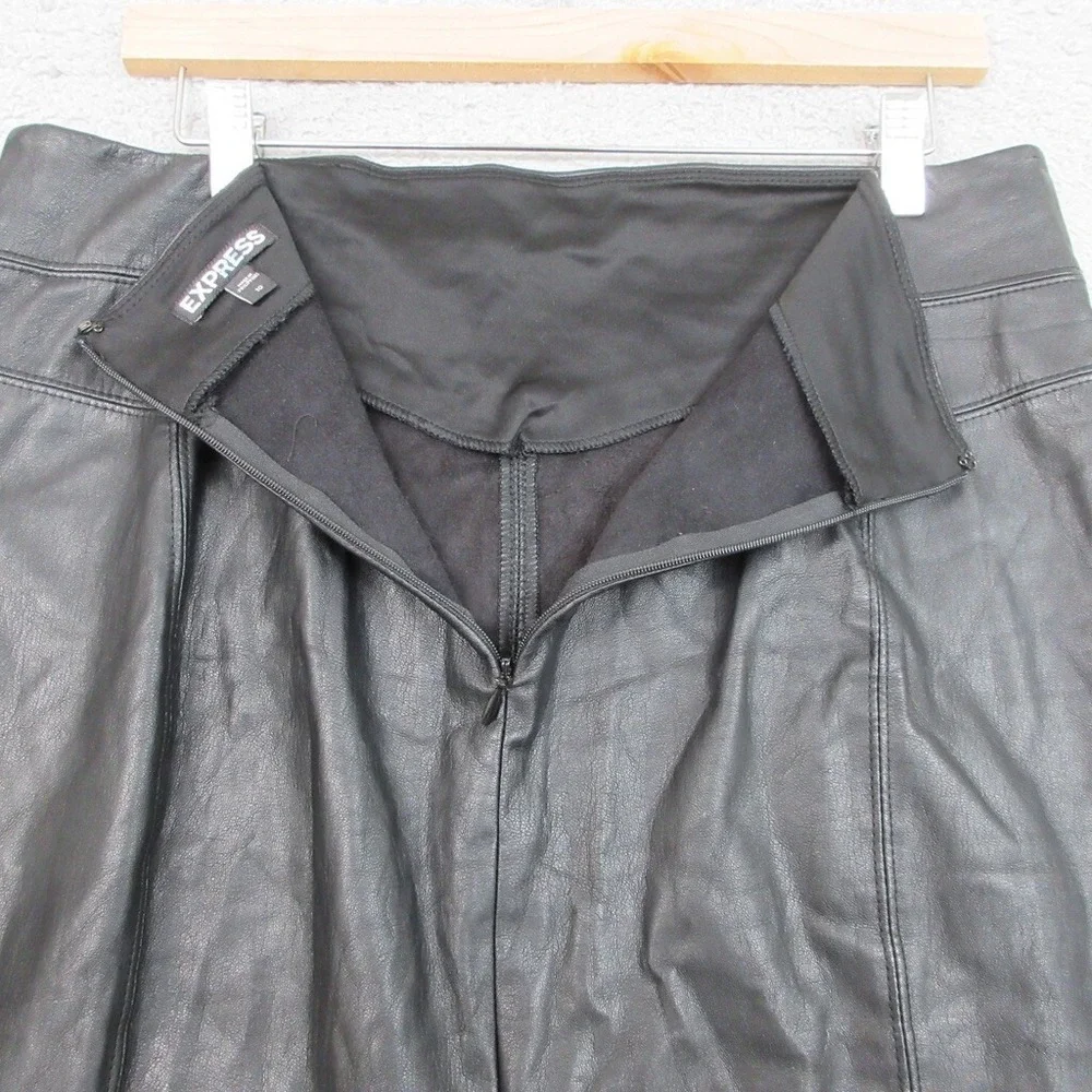Express‎ Faux Leather Skirt Women 10 Black Chic Edgy Trendy Modern Sleek Moto